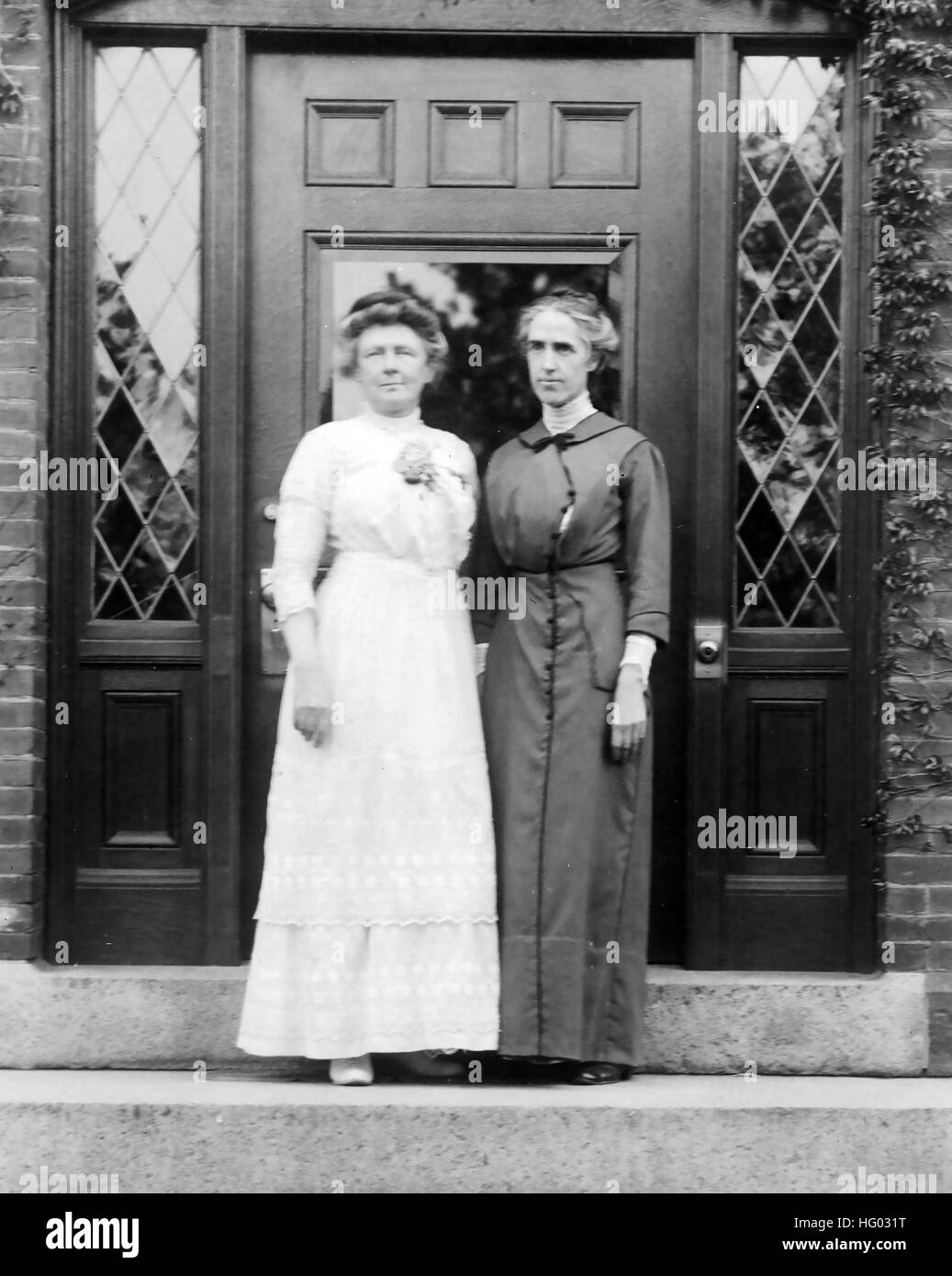 ANNIE JUMP CANON (1863-1941) astrónomo norteamericano a la izquierda con compañeros astrónoma Henrietta Swan Levitt en 1913. Foto: Harvard College Foto de stock
