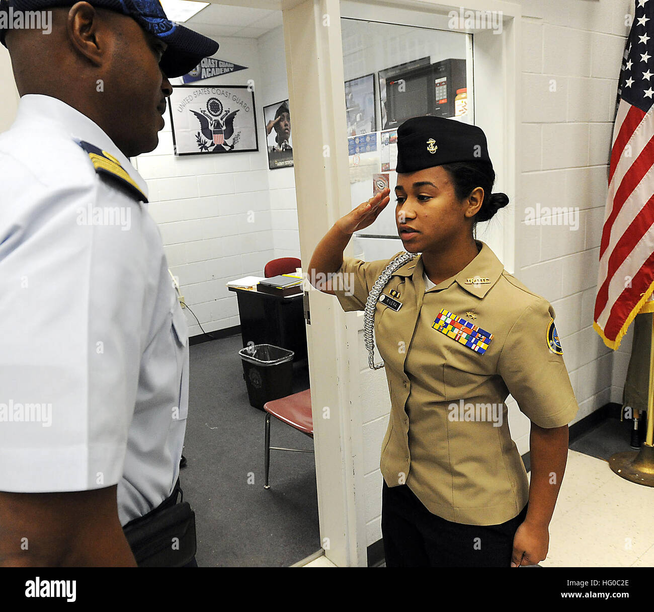 120104-N-CD297-005 Newport News, Virginia (Ene. 4, 2012), se retiró el Tte.  Cmdr. Eric L. Tyson, un instructor de ciencias navales, inspecciona el  uniforme de un comandante de cadetes en el patrimonio de