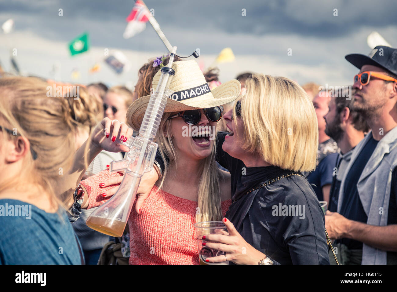 Roskilde, Dinamarca - Junio 29, 2016: la gente celebrando y disfrutando de un concierto en el Festival de Roskilde Foto de stock