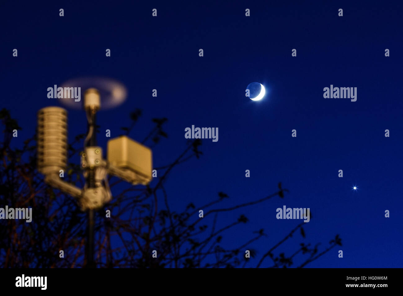 Leeds, West Yorkshire, Reino Unido. 2 ene, 2017. Cuatro días de edad Luna encerando en conjunción con el planeta Venus en la constelación de Acuario la luna está actualmente en una magnitud de -10,7 y Venus en una magnitud de -5,0. Adoptado el 2 de enero de 2017 en Leeds, West Yorkshire. © Andrew Gardner/Alamy Live News Foto de stock