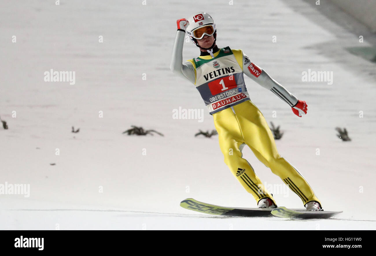 30.12.2017. Oberstdorf, Alemania. Puente de esquí noruego Daniel Andre Tande celebrando tras su salto en la segunda ronda en la 65ª cuatro colinas en el torneo Schattenberg Ski Jump en Oberstdorf, Alemania, el 30 de diciembre de 2016. Foto de stock