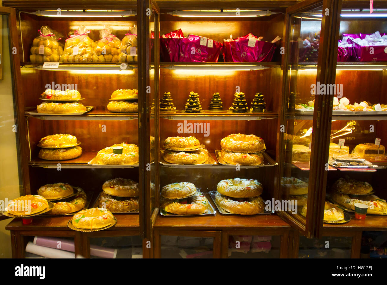 Informe sobre la preparación del roscón de Reyes en "La pastelería  Santiaguesa' en Madrid el martes 03 de enero de 2016 Fotografía de stock -  Alamy