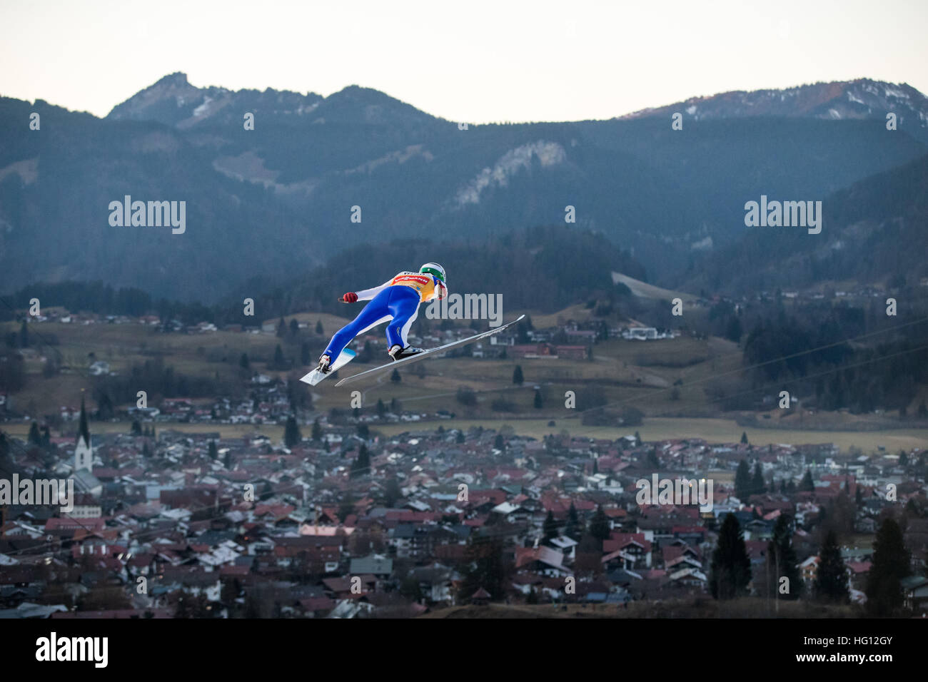 29.12.2017. Oberstdorf, Alemania. Puente de esquí esloveno Domen Prevc en acción durante una práctica saltar para las cuatro colinas Torneo en Oberstdorf, Alemania, el 29 de diciembre de 2016. Foto de stock