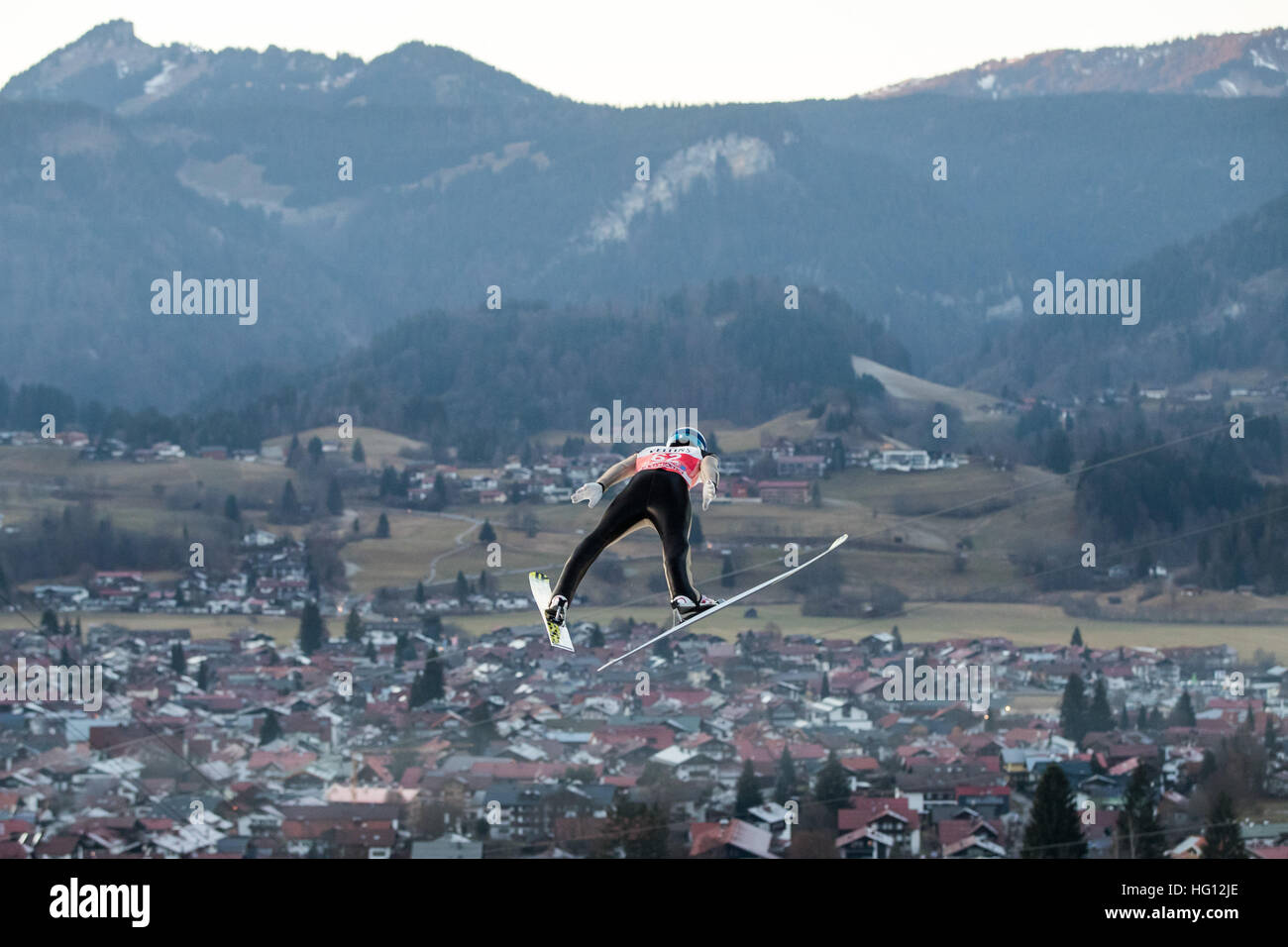 29.12.2017. Oberstdorf, Alemania. Puente de esquí austriaco Michael Hayboeck en acción durante un salto en la práctica cuatro colinas Torneo en Oberstdorf, Alemania, el 29 de diciembre de 2016. Foto de stock