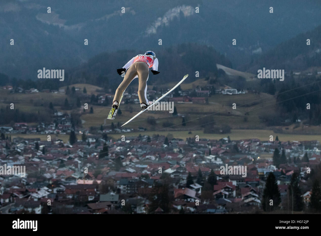 29.12.2017. Oberstdorf, Alemania. Puente de esquí polaco Maciej Kot en acción durante un salto en la práctica cuatro colinas Torneo en Oberstdorf, Alemania, el 29 de diciembre de 2016. Foto de stock