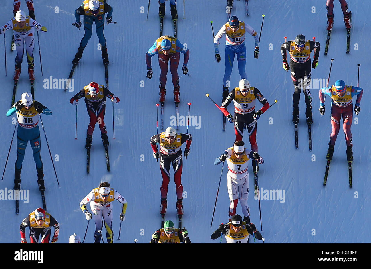 Oberstdorf, Alemania. 03Rd ene, 2017. Los esquiadores de fondo en acción durante el FSI Tour de Ski competencia en Oberstdorf, Alemania, 03 de enero de 2017. El concurso tendrá lugar del 03 al 04 de enero de 2017. Foto: Karl-Josef Hildenbrand/dpa/Alamy Live News Foto de stock