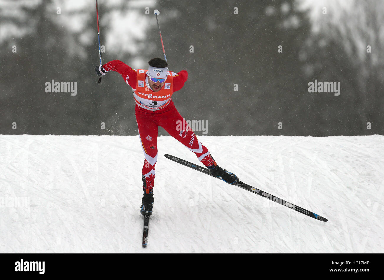 Oberstdorf, Alemania. 04 ene, 2017. Alex Harvey de Canadá esquís durante la carrera de persecución de hombres durante la FIS Tour de Ski en Oberstdorf, Alemania, 04 de enero de 2017. El Tour de Ski está teniendo lugar el 03 y 04 de enero de 2017 en Oberstdorf. Foto: Karl-Josef Hildenbrand/dpa/Alamy Live News Foto de stock