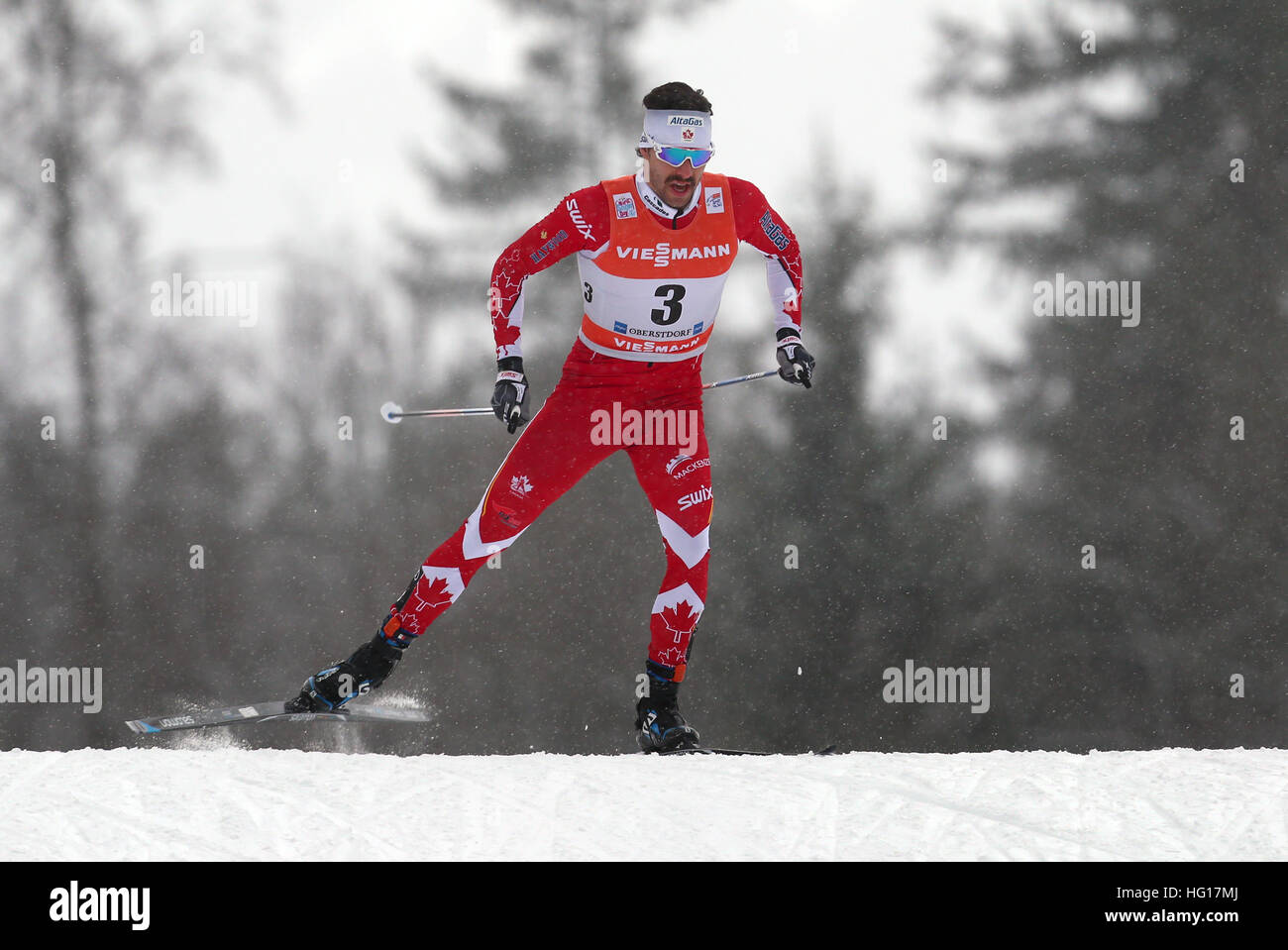 Oberstdorf, Alemania. 04 ene, 2017. Alex Harvey de Canadá esquís durante la carrera de persecución de hombres durante la FIS Tour de Ski en Oberstdorf, Alemania, 04 de enero de 2017. El Tour de Ski está teniendo lugar el 03 y 04 de enero de 2017 en Oberstdorf. Foto: Karl-Josef Hildenbrand/dpa/Alamy Live News Foto de stock