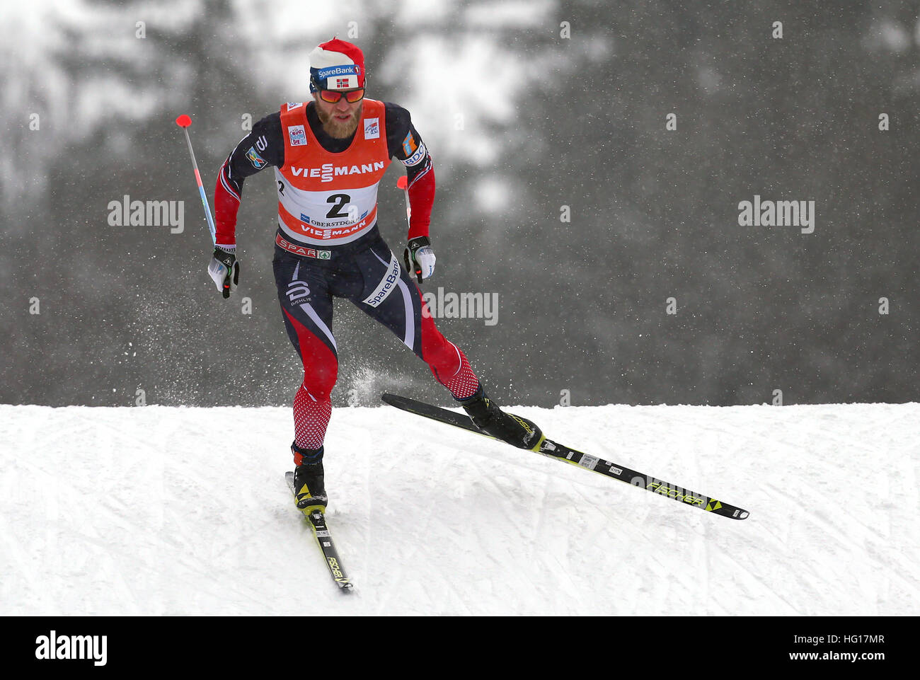 Oberstdorf, Alemania. 04 ene, 2017. Martin Johnsrud Sundby esquís de Noruega durante la carrera de persecución de hombres durante la FIS Tour de Ski en Oberstdorf, Alemania, 04 de enero de 2017. El Tour de Ski está teniendo lugar el 03 y 04 de enero de 2017 en Oberstdorf. Foto: Karl-Josef Hildenbrand/dpa/Alamy Live News Foto de stock