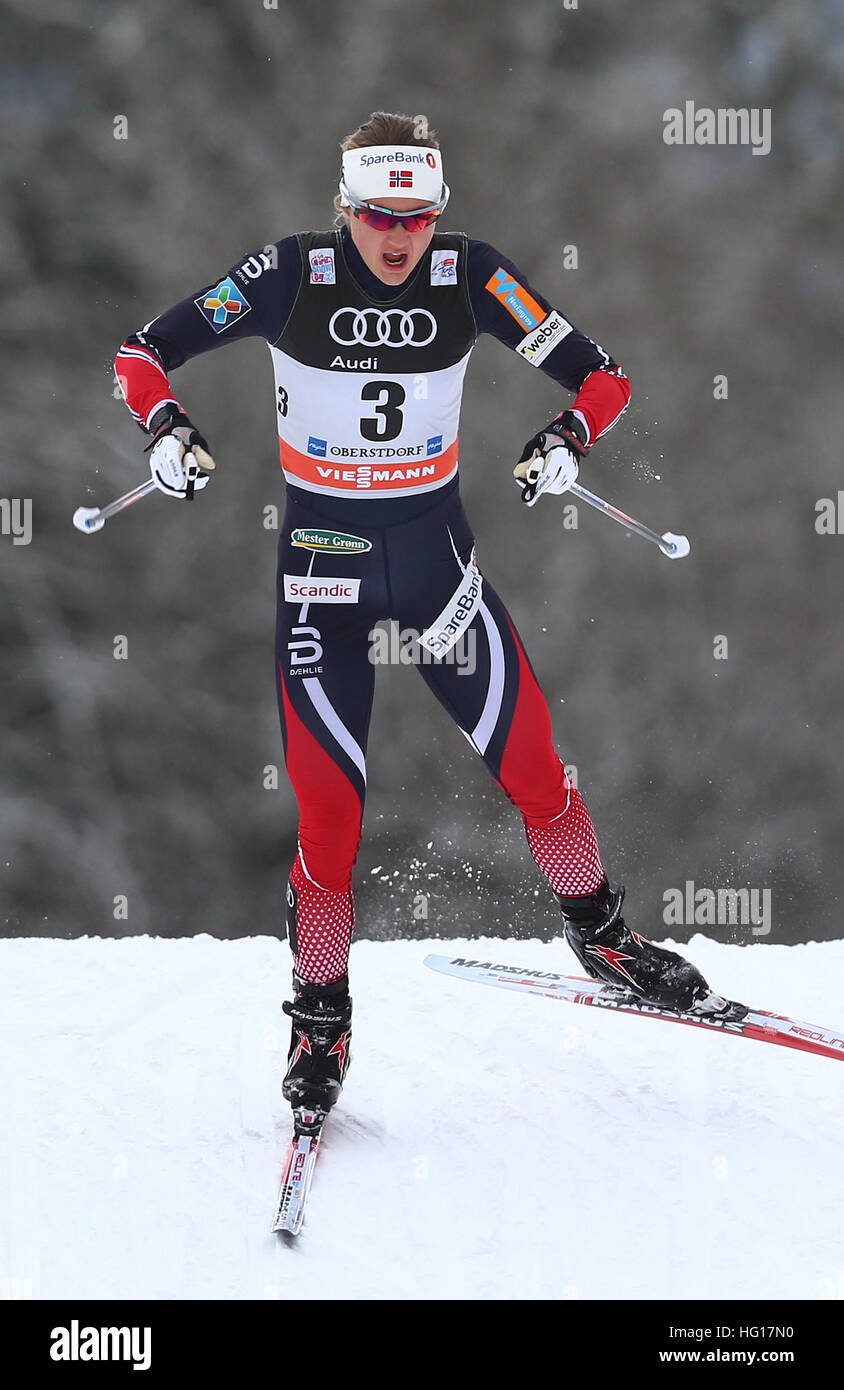 Oberstdorf, Alemania. 04 ene, 2017. Ingvild Flugstad Oestberg de Noruega esquís en la carrera de persecución de mujeres durante la FIS Tour de Ski en Oberstdorf, Alemania, 04 de enero de 2017. El Tour de Ski está teniendo lugar el 03 y 04 de enero de 2017 en Oberstdorf. Foto: Karl-Josef Hildenbrand/dpa/Alamy Live News Foto de stock