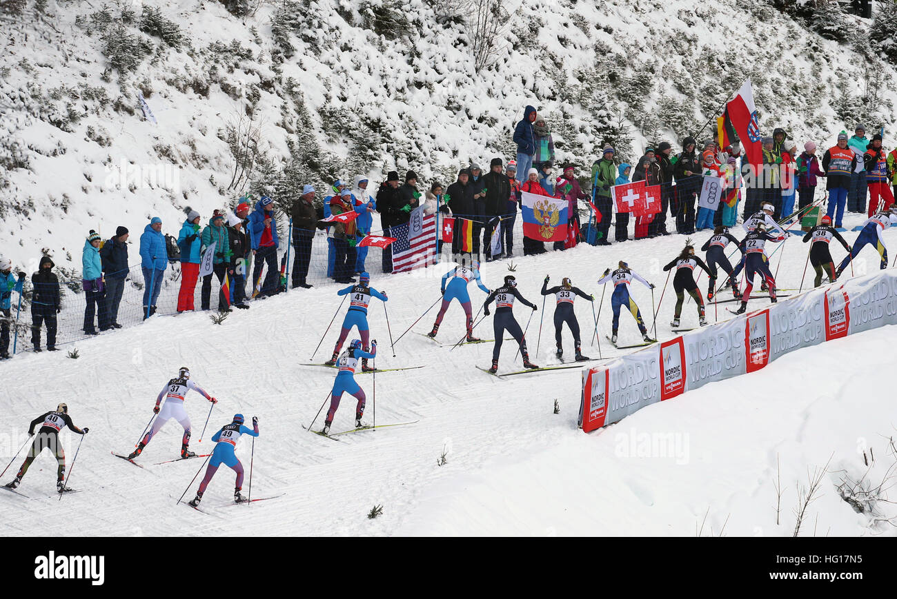 Oberstdorf, Alemania. 04 ene, 2017. Los esquiadores de esquí en la carrera de persecución de mujeres durante la FIS Tour de Ski en Oberstdorf, Alemania, 04 de enero de 2017. El Tour de Ski está teniendo lugar el 03 y 04 de enero de 2017 en Oberstdorf. Foto: Karl-Josef Hildenbrand/dpa/Alamy Live News Foto de stock