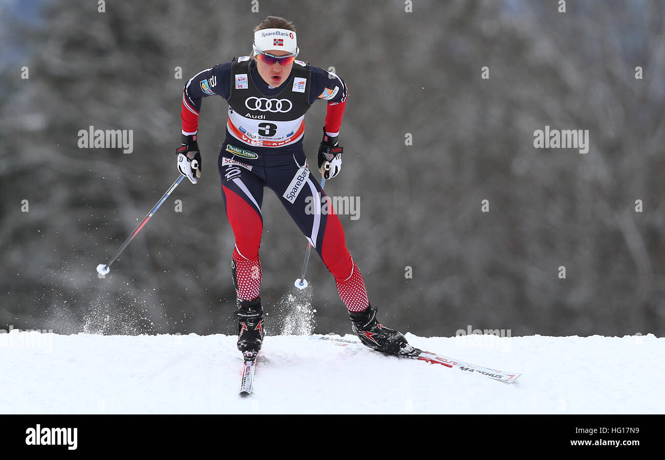 Oberstdorf, Alemania. 04 ene, 2017. Ingvild Flugstad Oestberg de Noruega esquís en la carrera de persecución de mujeres durante la FIS Tour de Ski en Oberstdorf, Alemania, 04 de enero de 2017. El Tour de Ski está teniendo lugar el 03 y 04 de enero de 2017 en Oberstdorf. Foto: Karl-Josef Hildenbrand/dpa/Alamy Live News Foto de stock