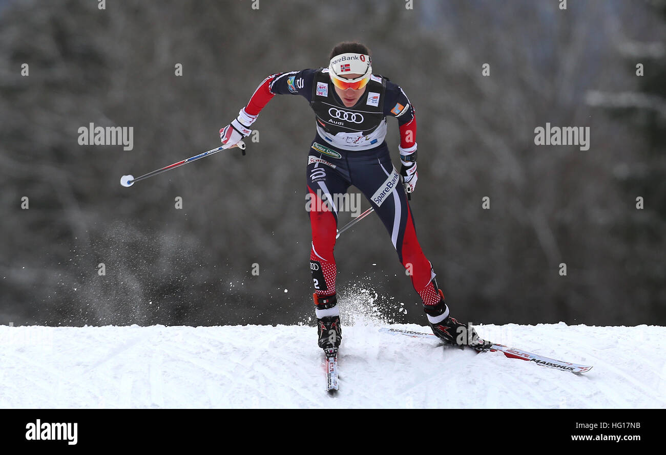 Oberstdorf, Alemania. 04 ene, 2017. Heidi Weng de Noruega esquís en la carrera de persecución de mujeres durante la FIS Tour de Ski en Oberstdorf, Alemania, 04 de enero de 2017. El Tour de Ski está teniendo lugar el 03 y 04 de enero de 2017 en Oberstdorf. Foto: Karl-Josef Hildenbrand/dpa/Alamy Live News Foto de stock