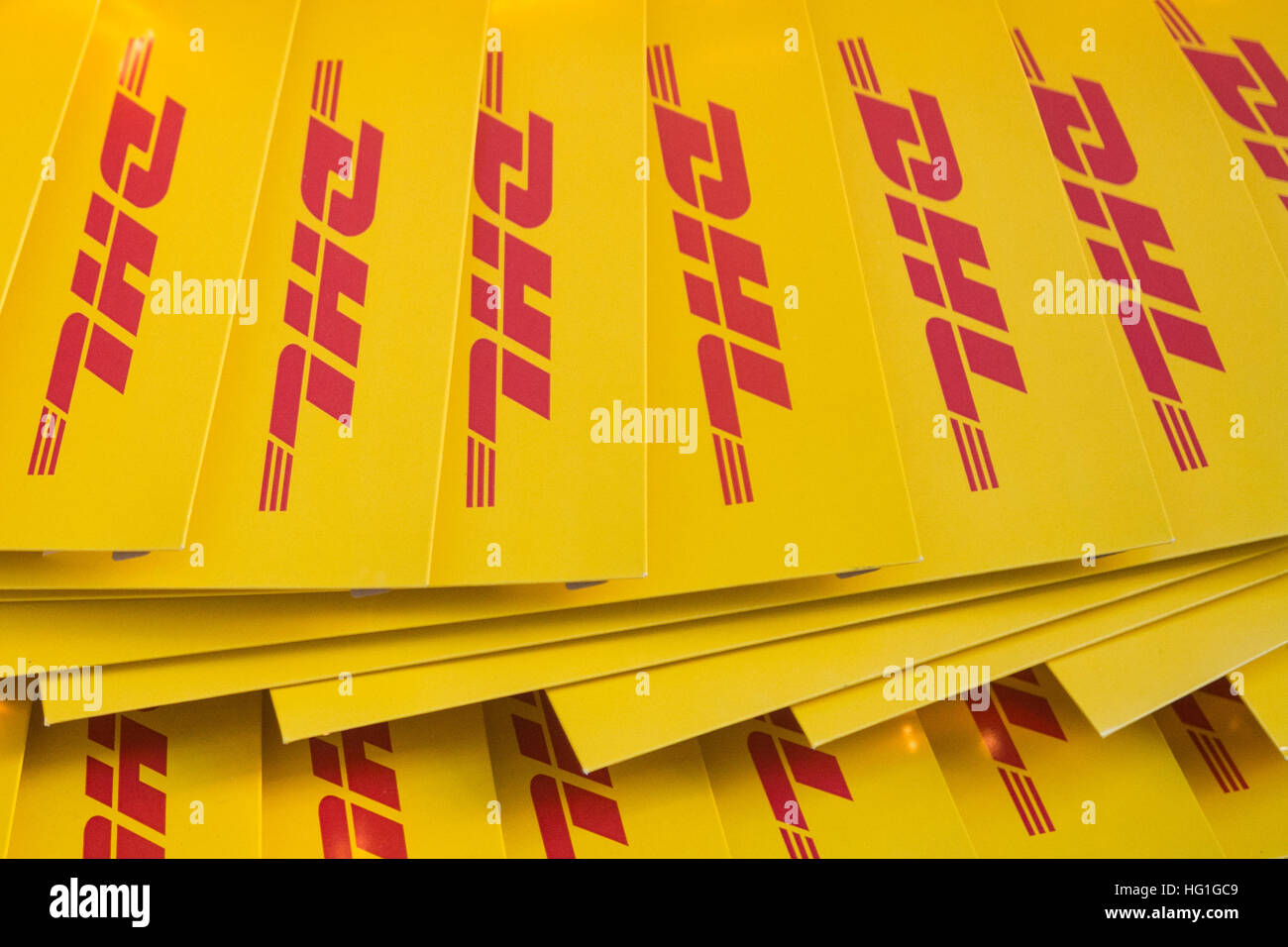 Dhl courier logo fotografías e imágenes de alta resolución - Alamy