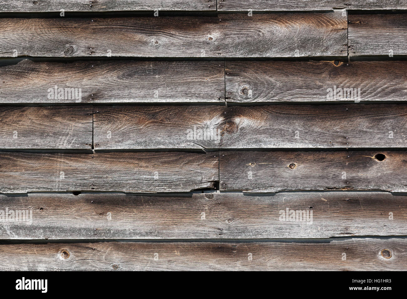 Textura de tablones de madera de abeto antiguo en la pared exterior de una  iglesia de madera