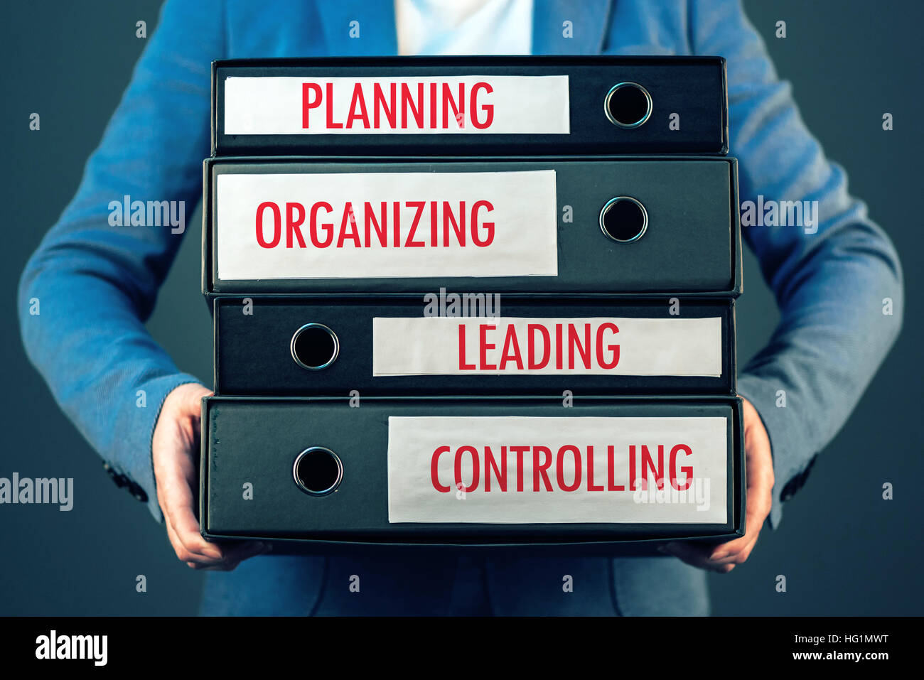 Cuatro funciones básicas del proceso de gestión en la organización de la empresa: planificar, organizar, dirigir y controlar. Foto de stock