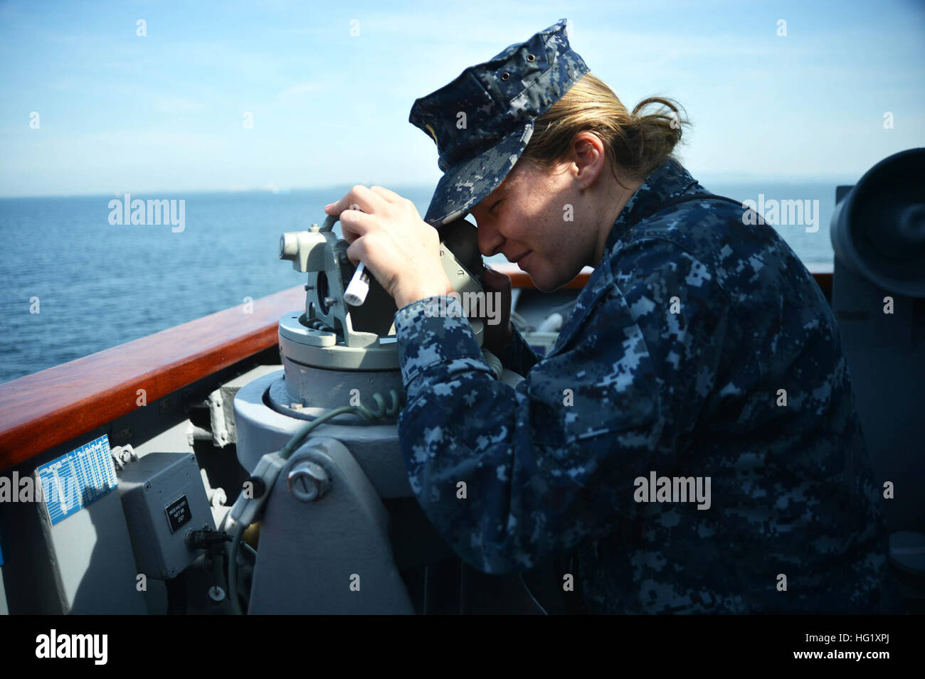 140228-N-UT910-351 Yokosuka, Japón (Feb. 28, 2014) enseña Erin Shuba tiene un cojinete del ala del puente a bordo de la clase Ticonderoga crucero de misiles guiados USS Lake Erie (CG 70). El lago Erie está en marcha en los EE.UU. 7ª Flota área de responsabilidad apoyando la seguridad y la estabilidad en la región del Pacífico Indo-Asia. (Ee.Uu. Navy photo by Mass Communication Specialist Seaman Abby Rader/liberado) USS Lake Erie 140228-N-UT910-351 Foto de stock