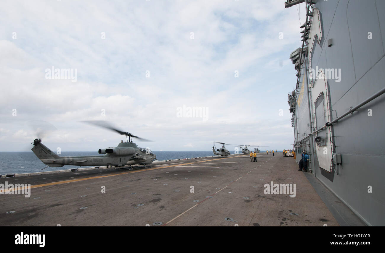 140423-N-LM312-284 el Mar de China oriental (Abril 23, 2014) - helicópteros UH-1Y Huey y AH-1W Super helicópteros Cobra, asignado al Escuadrón Tiltrotor Medio Marino (VMM) 265 (reforzado), se preparan para despegar desde la cubierta de vuelo del desplegadas en buque de asalto anfibio USS Bonhomme Richard (LHD 6) durante el combate de aviación (ACE) fly-off. Bonhomme Richard es el buque insignia de la Bonhomme Richard Amphibious Ready Group y está realizando operaciones anfibias en los EE.UU. 7ª zona de operaciones de la flota, con la 31ª Unidad Expedicionaria de los Infantes de Marina (MEU) y comandante de escuadrón anfibio once. (U. Foto de stock