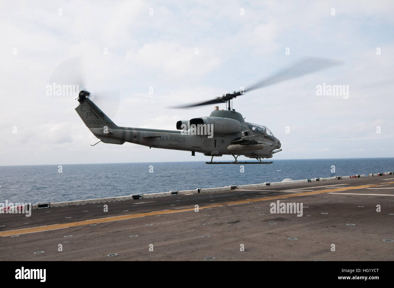 140423-N-LM312-291 el Mar de China oriental (Abril 23, 2014) - Un AH-1W Super Cobra Helicóptero, asignado al Escuadrón Tiltrotor Medio Marino (VMM) 265 (reforzado), despega desde la cubierta de vuelo del desplegadas en buque de asalto anfibio USS Bonhomme Richard (LHD 6) durante el combate de aviación (ACE) fly-off. Bonhomme Richard es el buque insignia de la Bonhomme Richard Amphibious Ready Group y está realizando operaciones anfibias en los EE.UU. 7ª zona de operaciones de la flota, con la 31ª Unidad Expedicionaria de los Infantes de Marina (MEU) y comandante de escuadrón anfibio once. (Ee.Uu. Navy photo by Mass Communication Foto de stock