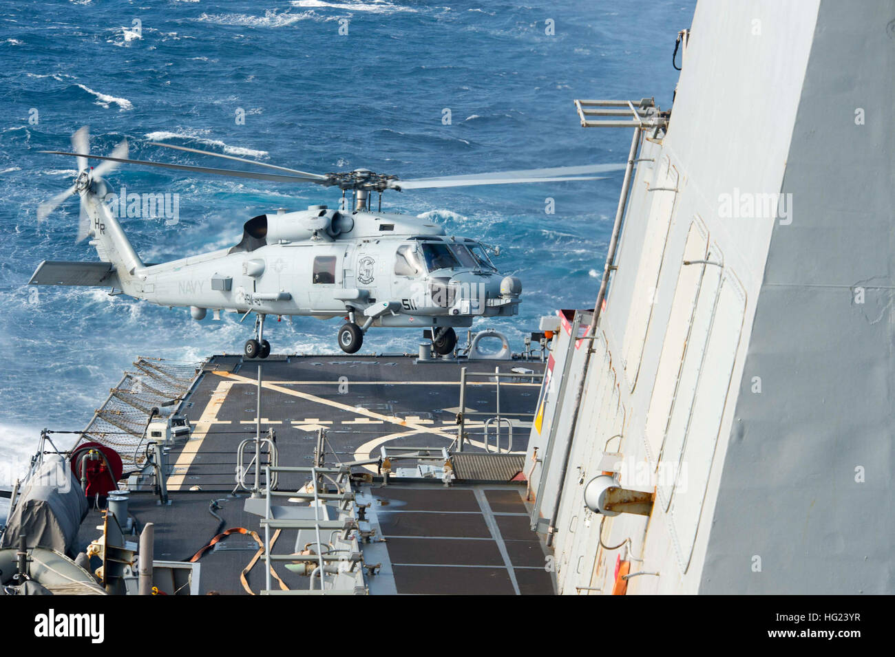un-helicoptero-mh-60-seahawk-r-asignada-a-las-viboras-de-helicoptero-anti-submarine-squadron-luz-48-tierras-a-bordo-del-uss-cole-ddg-67-durante-las-operaciones-de-vuelo-con-la-clase-ticonderoga-crucero-de-misiles-guiados-uss-vicksburg-cg-69-23-ene-2015-uss-cole-un-arleigh-burke-clase-destructor-de-misiles-guiados-homeported-en-norfolk-esta-realizando-operaciones-navales-en-los-ee-uu-6-flota-de-la-zona-de-operaciones-en-apoyo-de-los-intereses-de-seguridad-nacional-de-ee-uu-en-europa-ee-uu-navy-photo-by-mass-communication-specialist-3-clase-murch-mat-liberado-uss-cole-operaciones-150123-n-tc720-150-hg23yr.jpg