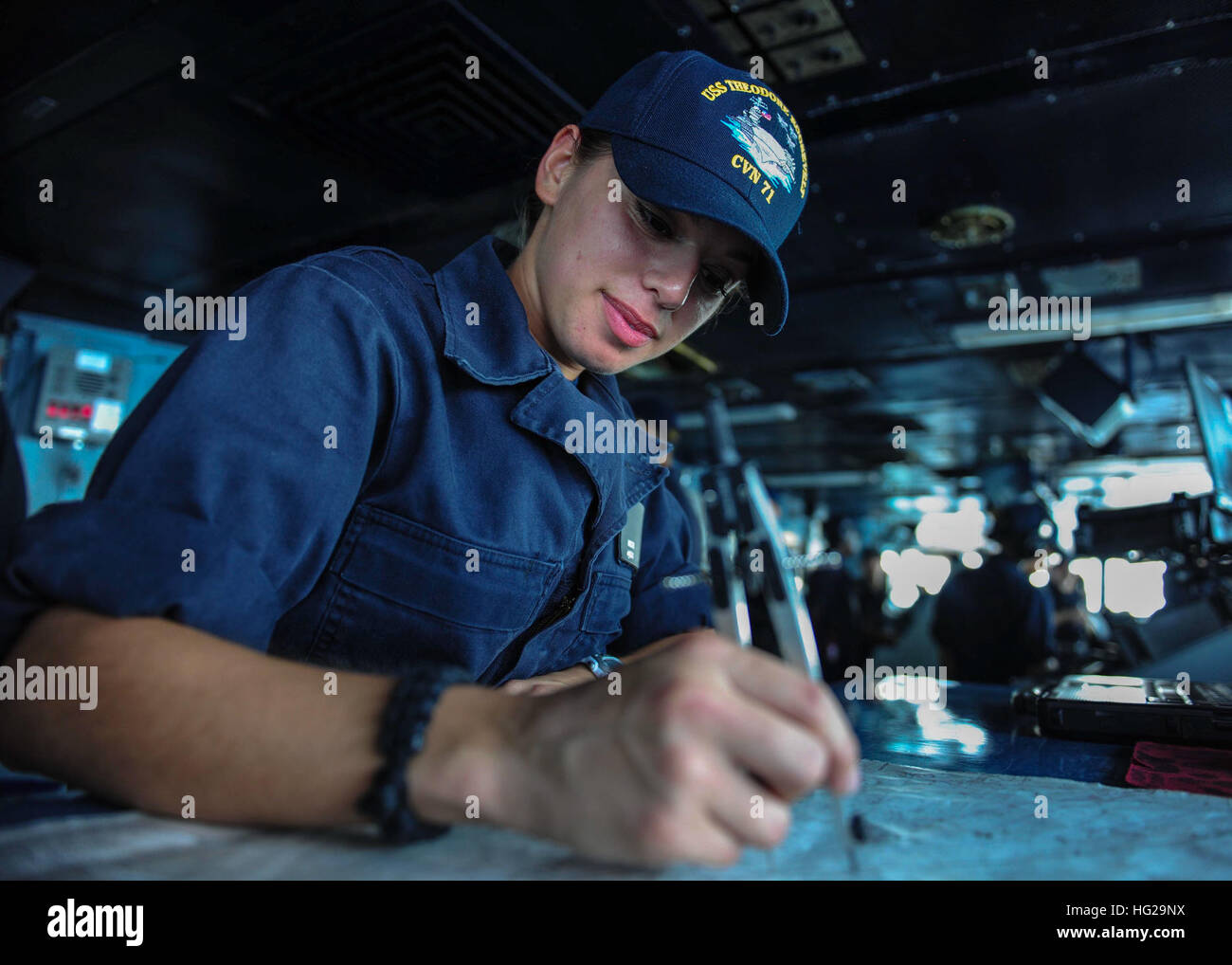 150914-N-pg340-139 Golfo Arábigo (Sept. 14, 2015) - Intendencia Seaman Anisia Guerrero, de San Antonio, stands de intendencia de la guardia en el puente a bordo del portaaviones USS Theodore Roosevelt (CVN 71). Theodore Roosevelt está desplegado en la zona de EE.UU. 5ª Flota de operaciones apoyando la operación inherente resolver, golpear las operaciones en Iraq y Siria como se dirigen las operaciones de seguridad marítima y seguridad teatro los esfuerzos de cooperación en la región. (Ee.Uu. Navy photo by Mass Communication Specialist 3ª clase Stephane Belcher/liberado) USS Theodore Roosevelt acción 150914-N-pg340-139 Foto de stock