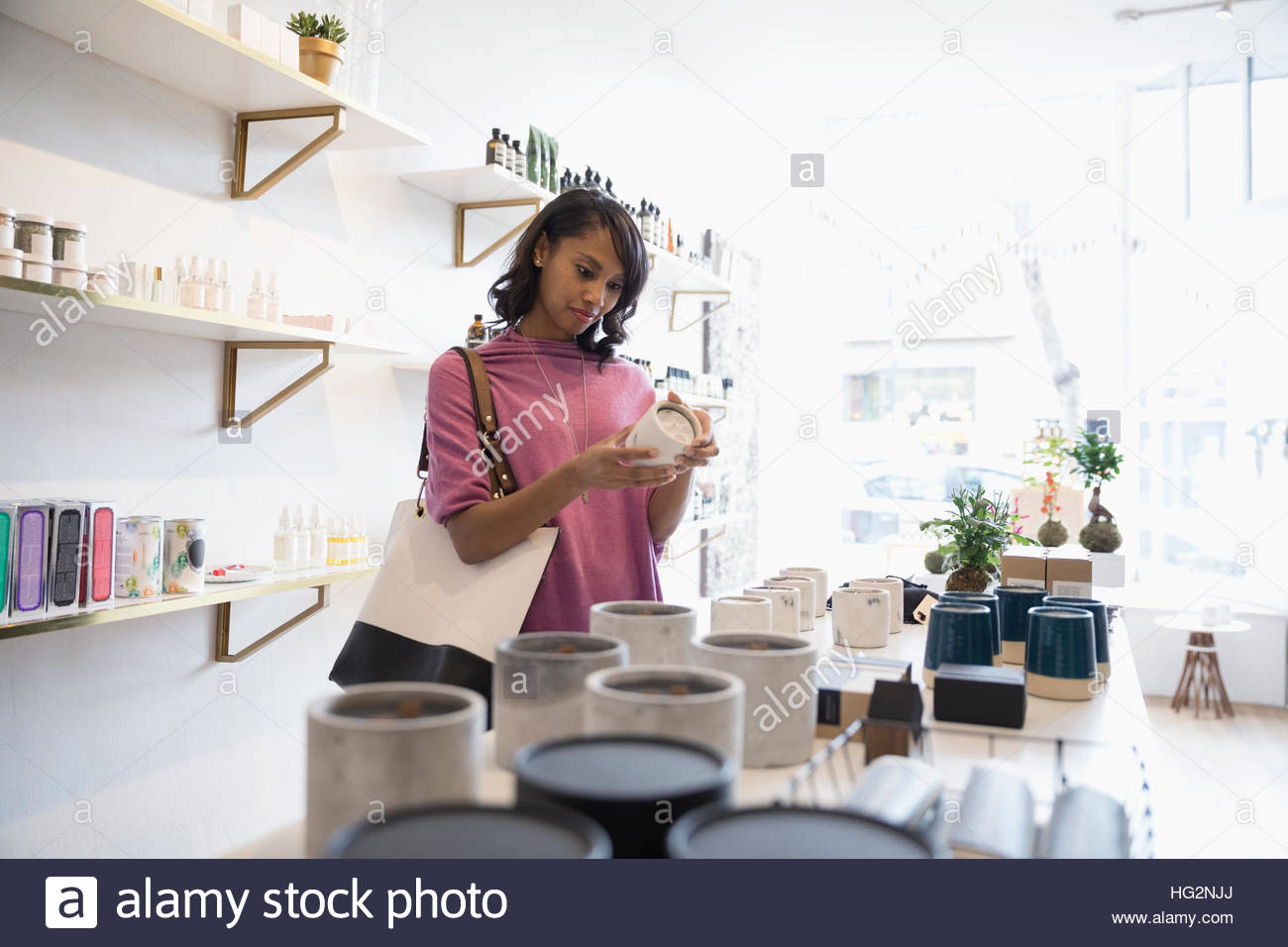 Compras Mujer mostrando velas en fragancias para el hogar shop Foto de stock
