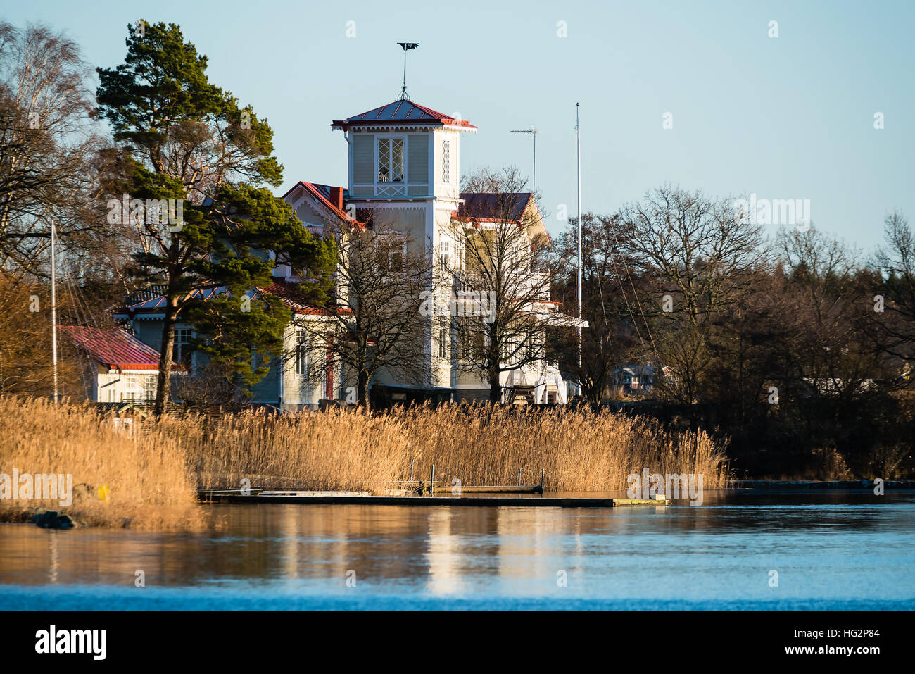 Ronneby, Suecia - 2 de enero de 2017: Documental de la vida costera. Preciosa casa con torre mirador junto al mar muy cerca del mar, visible en el foreg Foto de stock