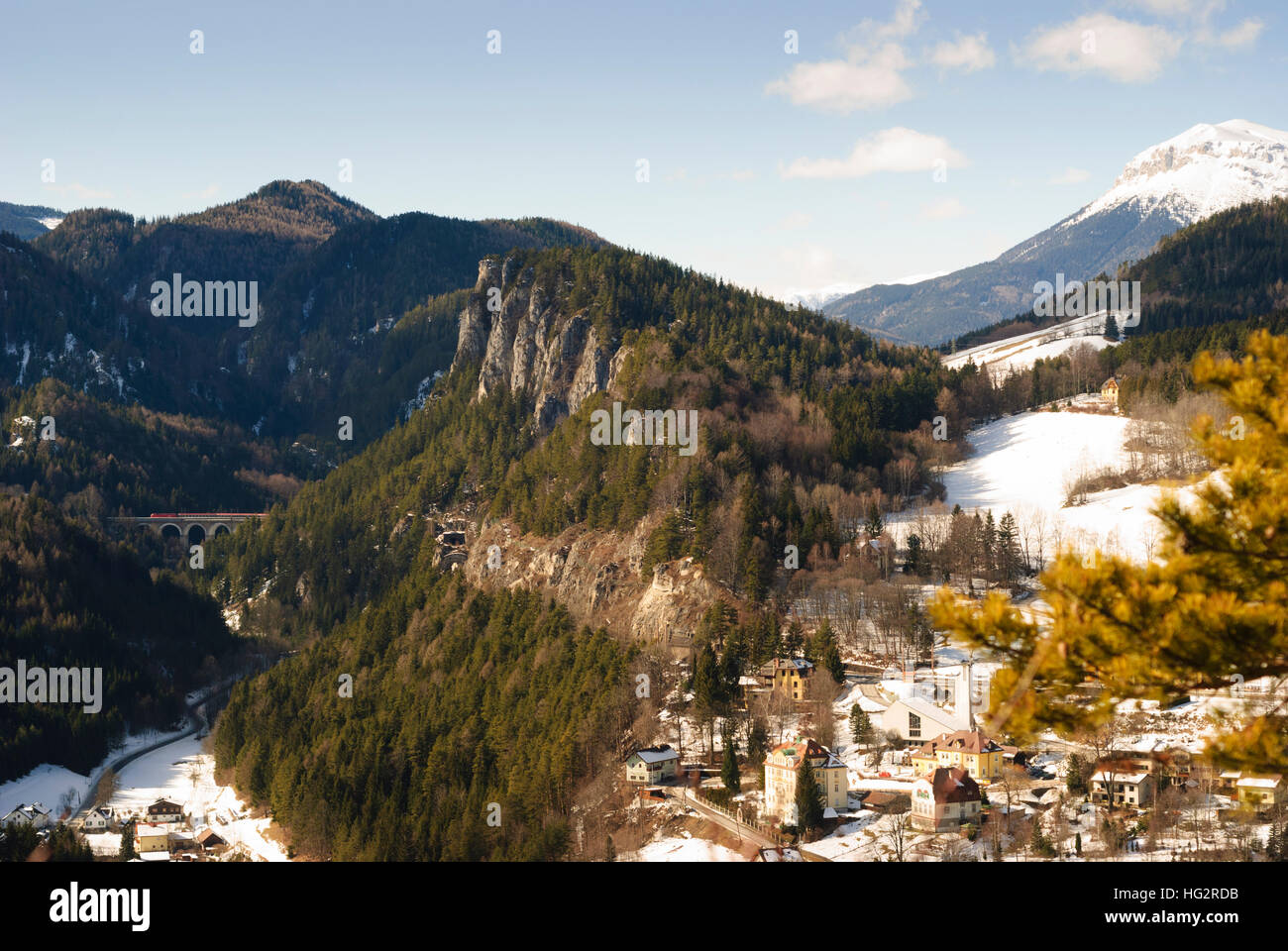 Breitenstein: Vista de Breitenstein, Kalte-Rinne-Viaducto del Semmeringbahn y la cumbre de la Raxalpe (derecha), Wiener Alpen, Alpes, Niederöste Foto de stock