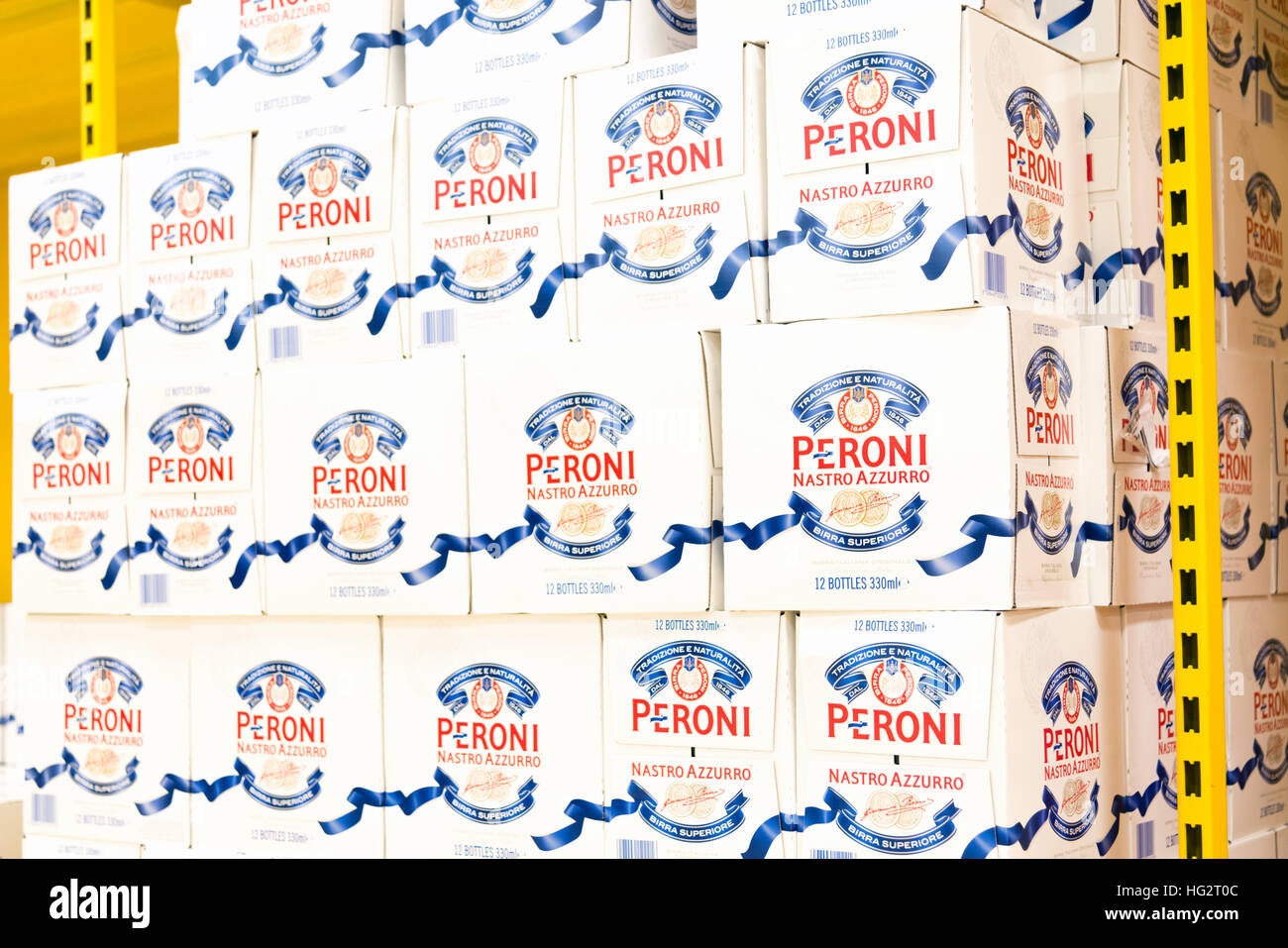 Los casos de cerveza Peroni en venta en un supermercado, en el Reino Unido. Foto de stock