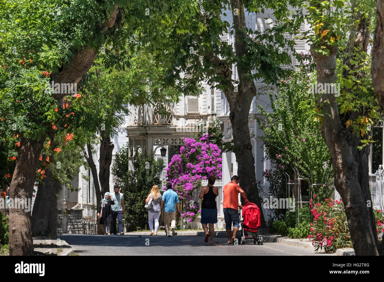 La gente caminando en Maden barrio en Buyukada isla.Buyukada es el más grande de los nueve llamados príncipes' islas en el Mar de Mármara, cerca de Estambul, con un área de 5 km2. Oficialmente, es un barrio en Adalar (islas), distrito de la provincia de Estambul, Turquía. Foto de stock