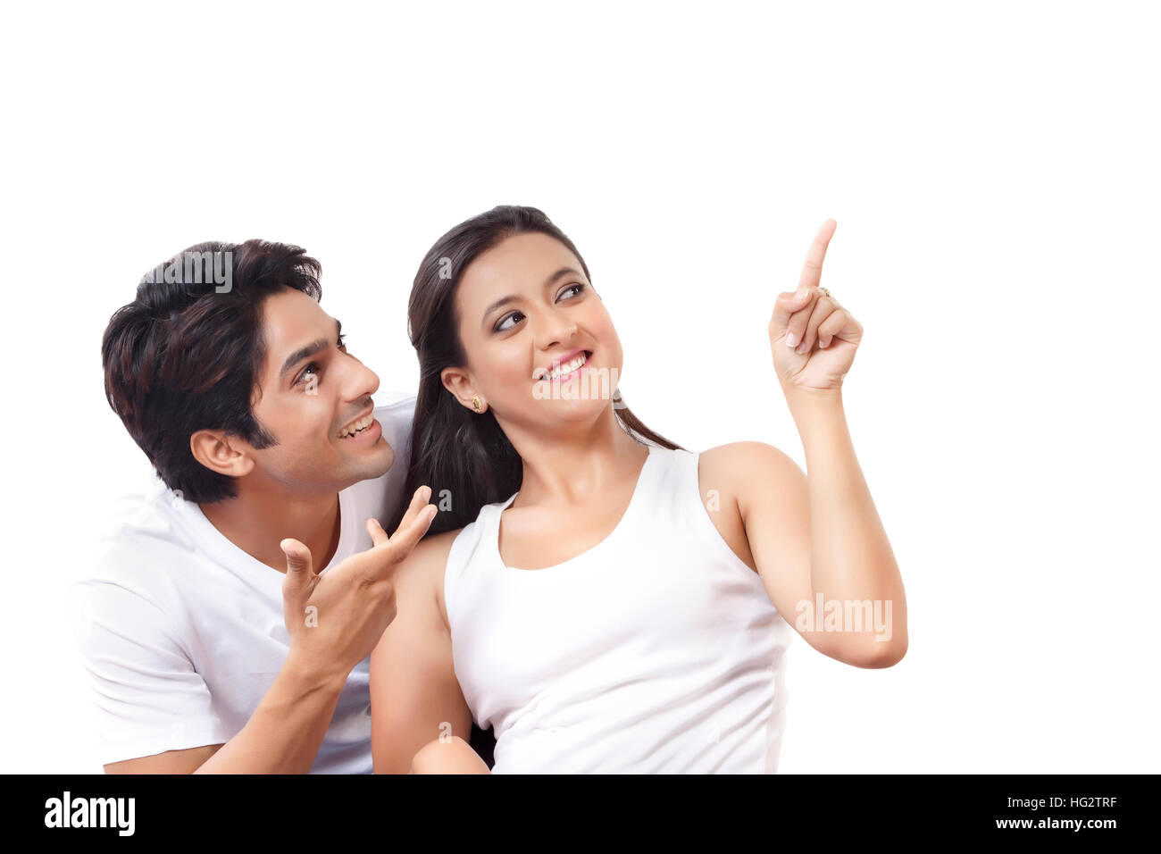Feliz pareja apuntando con el dedo para mostrar algo Foto de stock