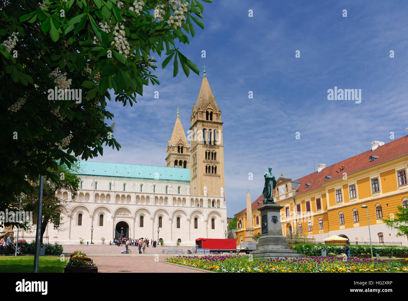 Pecs (Fünfkirchen): La plaza de la Catedral, Bishop's archive y la estatua del obispo Ignac Szepessy , Baranya, Hungría Foto de stock
