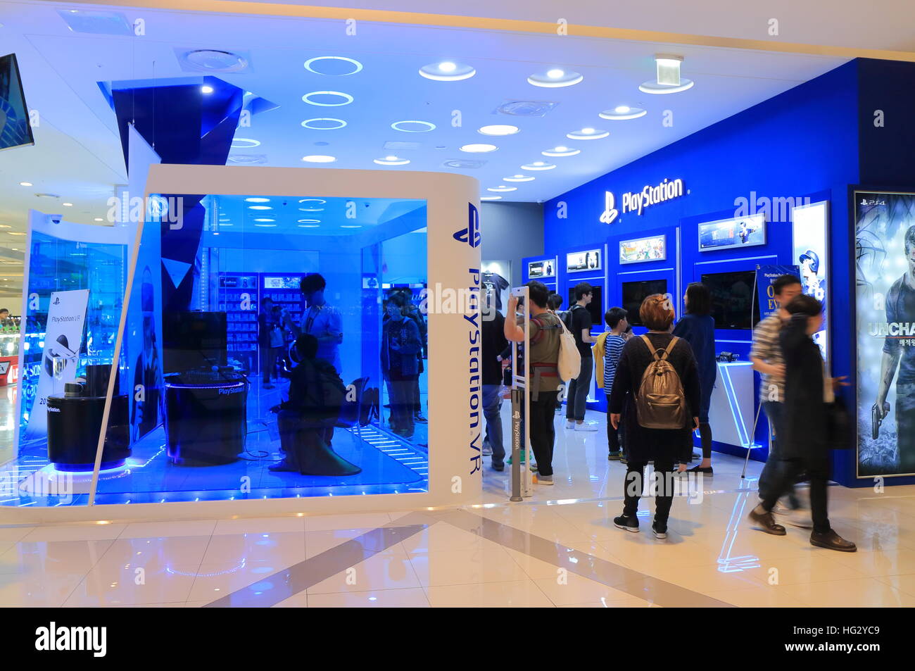 La gente visita PLAYSTATION Store Tienda especializada en digital.  Especialidad Digital tienda vende productos de alta tecnología en la  estación de tren de Yangsan complejo Fotografía de stock - Alamy