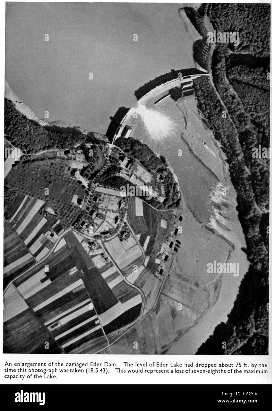 Las represas asaltos - Operación de reconocimiento fotográfico castigará de la Eder Dam el 18 de mayo de 1943 a raíz de la incursión por el Escuadrón 617 de la RAF en 16/17. Publicado en la edición de junio de 1943 en la revista de la cámara de pruebas del Ministerio del Aire. Foto de stock
