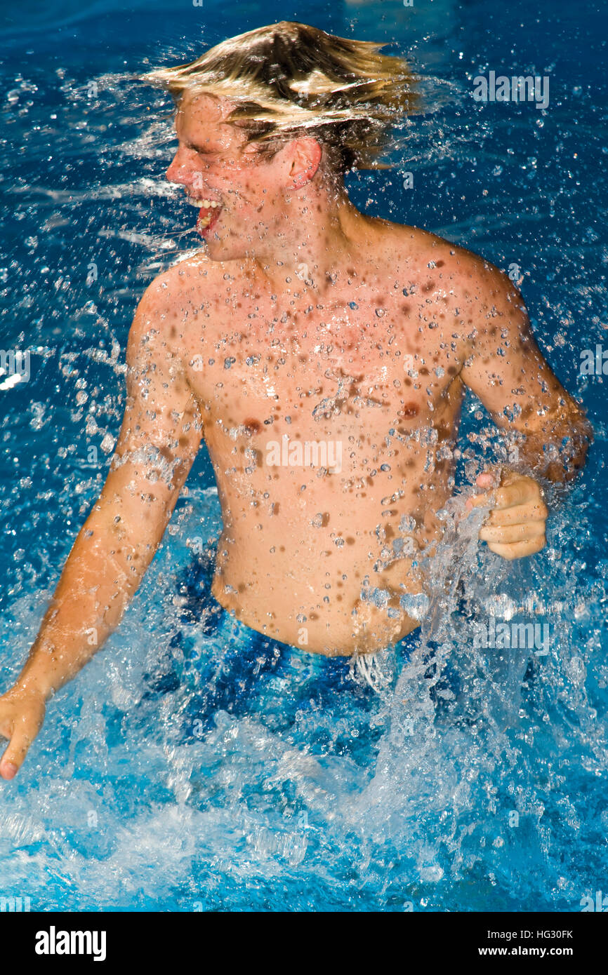Athletic joven en una piscina Foto de stock