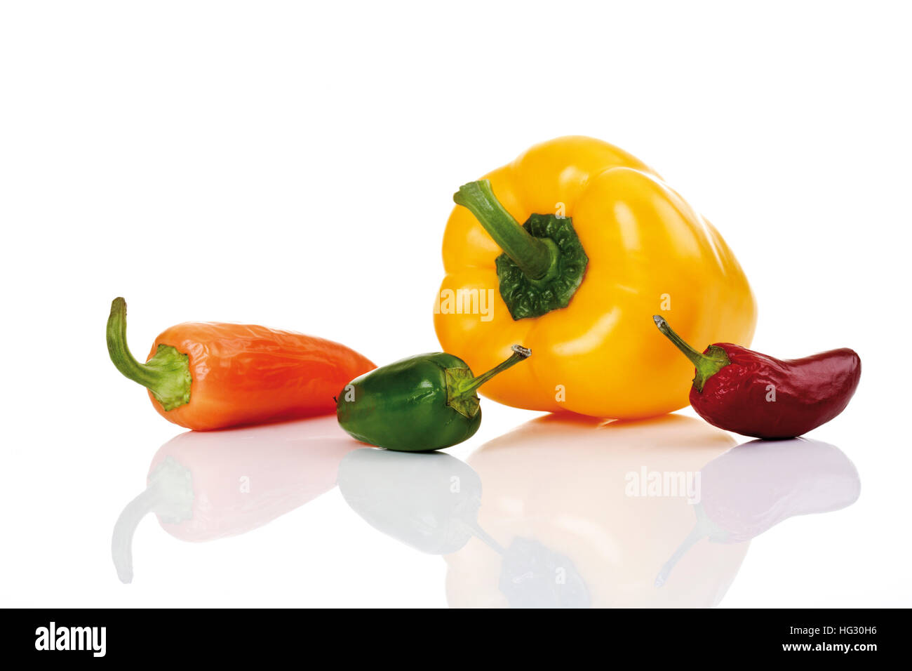 Amarillo y pimientos del género Capsicum (Fresno, jalapeño y Fresno) Foto de stock