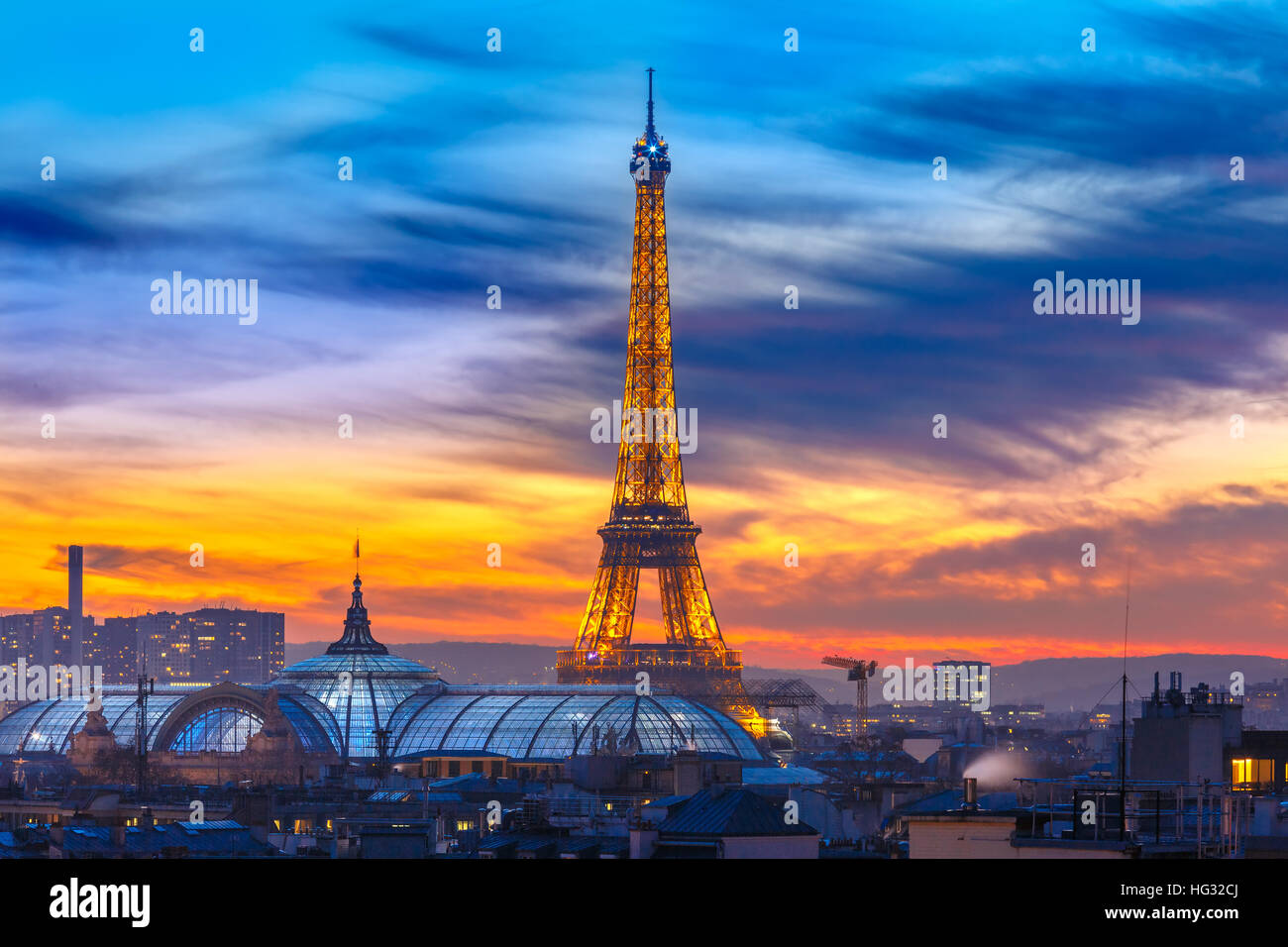 Brillando en el ocaso de la Torre Eiffel en París, Francia Foto de stock