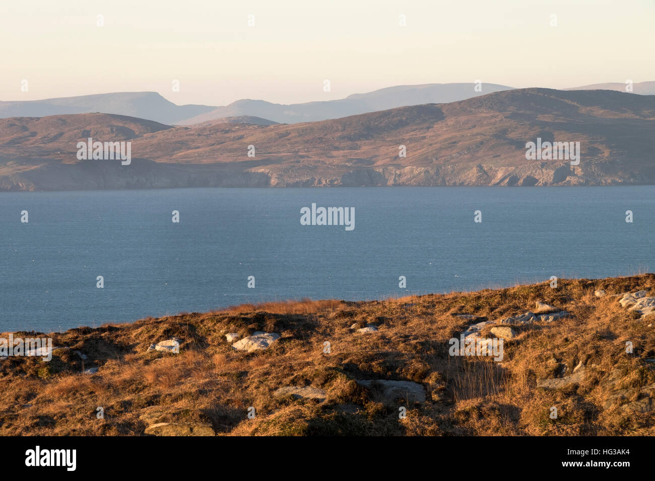 La Península de cabeza de oveja el condado de Cork en Irlanda mirando hacia el norte cruzando la bahía de Bantry a las montañas de CAHA Foto de stock