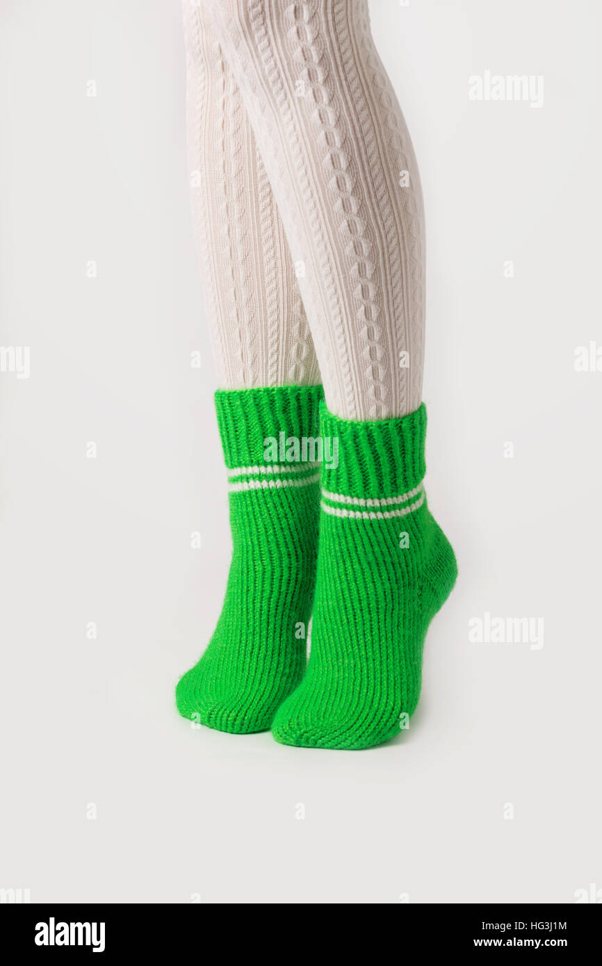 Piernas femeninas en color blanco, medias y calcetines tejidos verdes  Fotografía de stock - Alamy