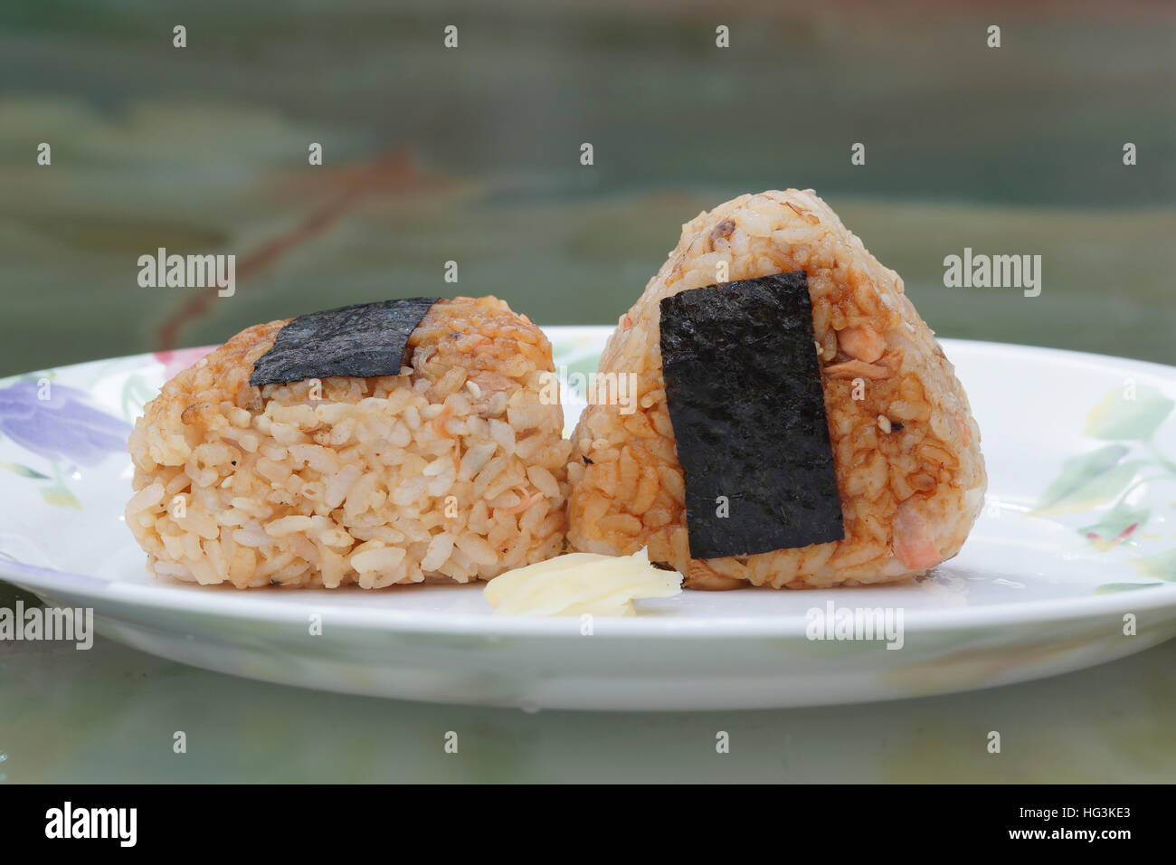 La comida japonesa, pegajosos con bolas de arroz Onigiri Foto de stock