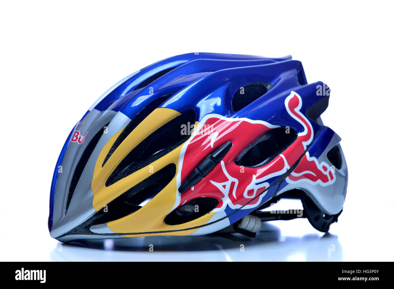 A los atletas profesionales patrocinados por Red Bull ciclismo casco de  seguridad Fotografía de stock - Alamy