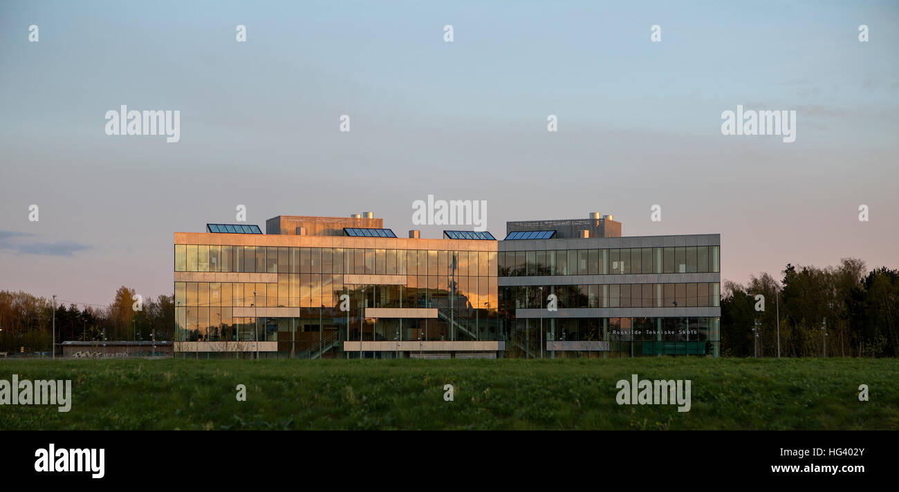 Vista exterior de la Escuela Técnica de Roskilde (RTS), Roskilde, Dinamarca, una institución educativa con 3.000 estudiantes y 350 Foto de stock