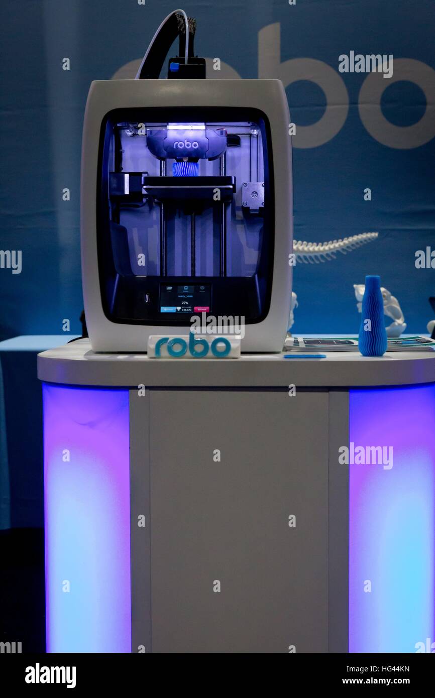 Basada en San Diego, demuestra su robo-impresora 3D Robo C2, en la frontera  Tech Forum, en diciembre de 2016. Uso | en todo el mundo Fotografía de  stock - Alamy