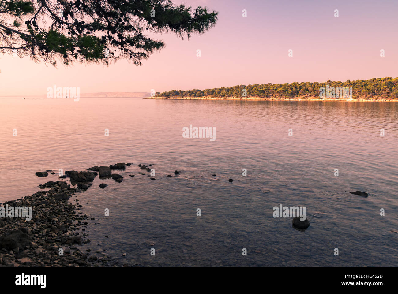 La prístina costa y aguas cristalinas de la isla de Rab, Croacia. Foto de stock