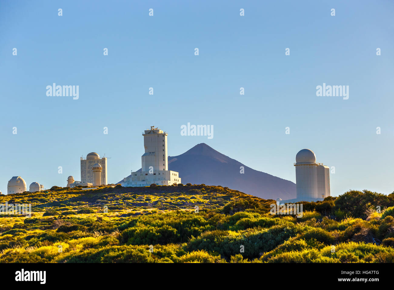 Los telescopios del observatorio astronómico Izana con volcán el Teide al  fondo, España Fotografía de stock - Alamy
