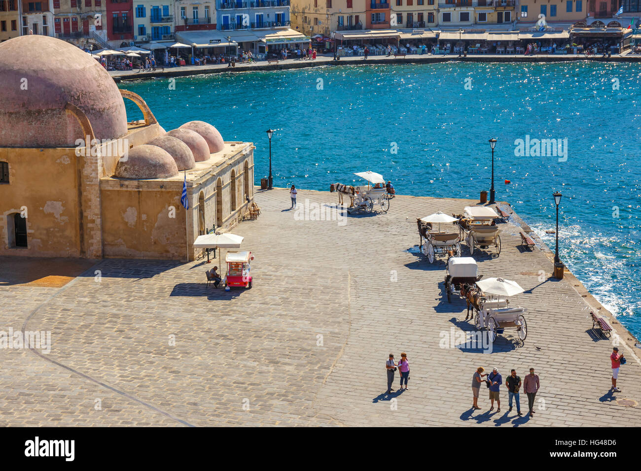Chania, Creta - 25 maj, 2016: Vista aérea del antiguo puerto de Chania, Grecia. Chania es la segunda ciudad más grande de Creta. Foto de stock