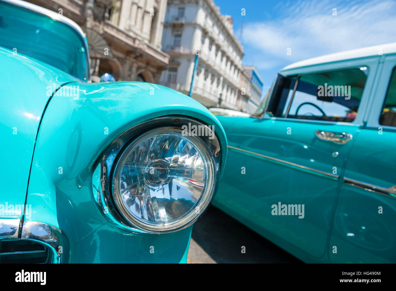 Cerca de clásico americano autos estacionados en La Habana, Cuba Foto de stock