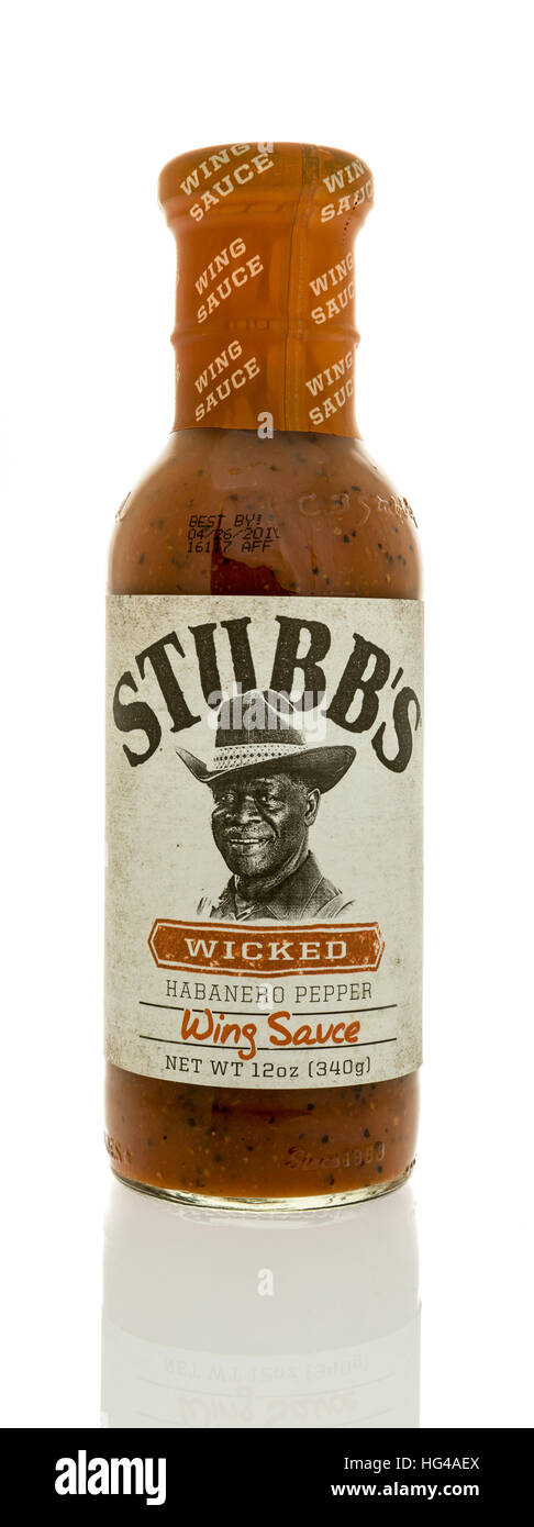 Winneconne, WI - 2 de enero de 2017: Botella de Stubb's wicked ala salsa sobre un fondo aislados. Foto de stock