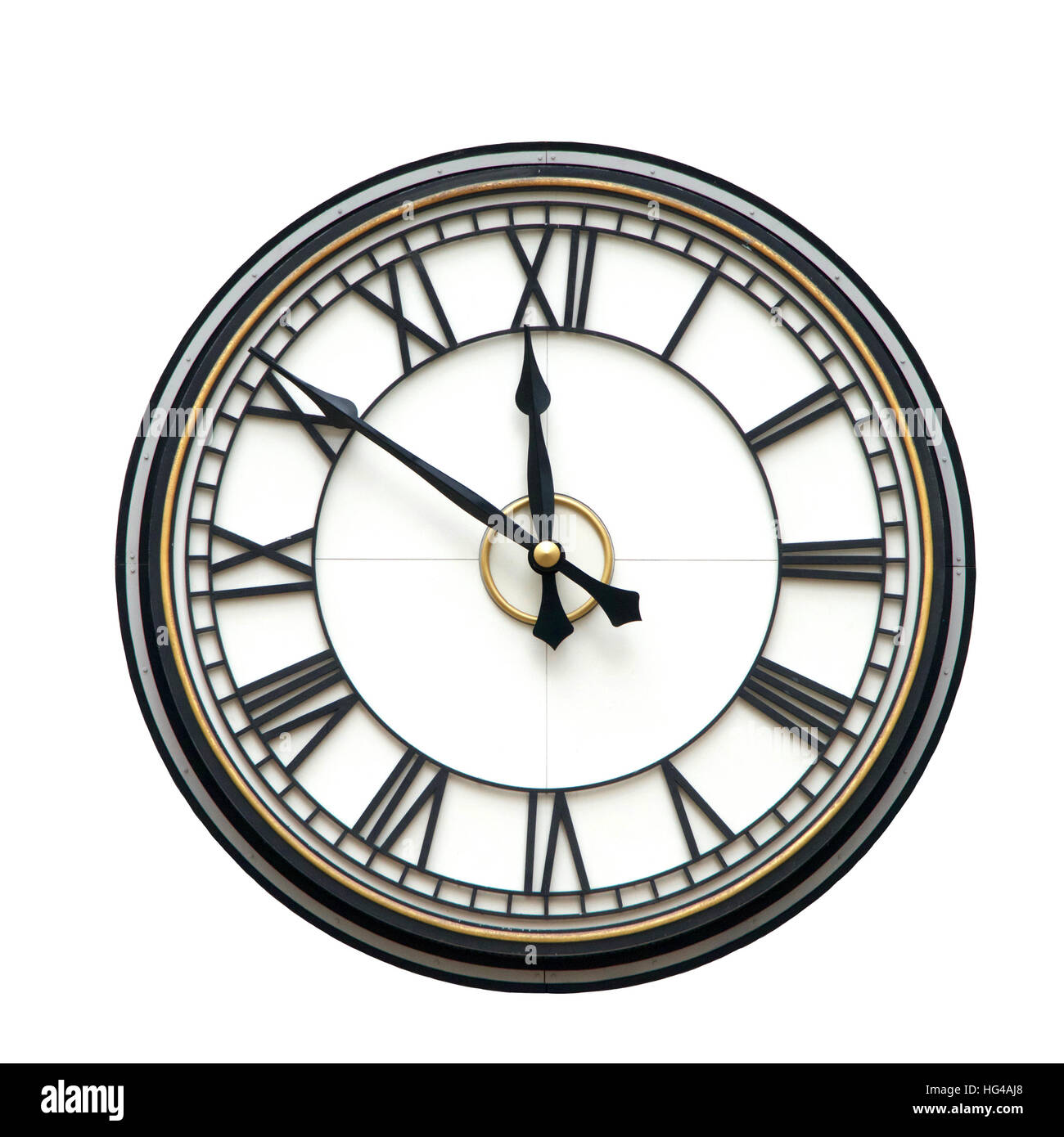 Reloj con números romanos para las horas, manos a nueve minutos a las doce  de la noche, aislado sobre fondo blanco Fotografía de stock - Alamy