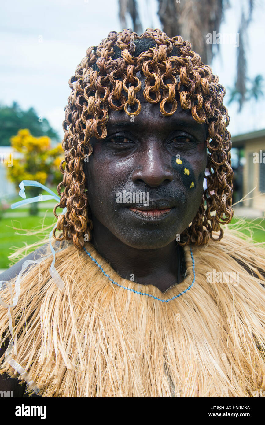 Hombre vestidos tradicionalmente desde una banda de bambú en Buka, Bougainville, Papua Nueva Guinea, el Pacífico Foto de stock